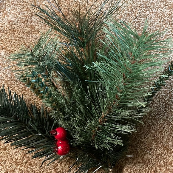 Chistmas Floral Green PINE SINGLE BRANCH SPRAY PICK WITH Berries - Picture 2 of 3
